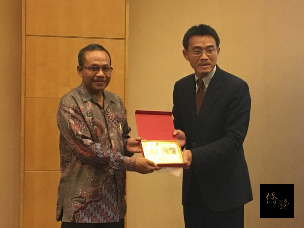 第一屆台印尼鋼鐵對話會議14日於雅加達盛舉行，經濟部國際貿易局副局長李冠志（右）率團參加。（中央社提供）
