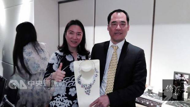台灣金飾珠寶師傅到泰國設珠寶廠,日成珠寶已成為當地前3大珠寶專業製造大廠,今年更以日成-KY名義返台掛牌上市。右起日成控股董事長林志謙、營運長林如茵。(中央社提供)
