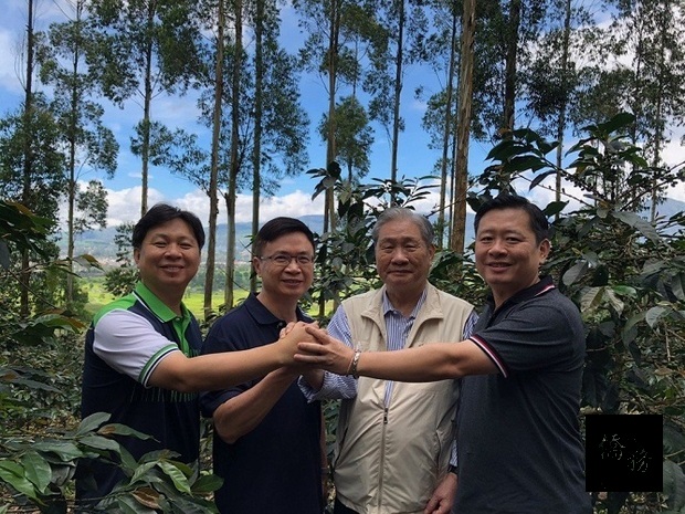 印尼萬隆台商柯氏集團父子經營的金色百林莊園,連年獲得印尼最佳咖啡莊園的榮譽,左起依序為左起依序為金色百林莊園董事長柯百庠、貿協董事長黃志芳、柯氏集團創辦人柯昭治、印尼台商聯誼會副理事長柯百觀。(經濟日報提供)