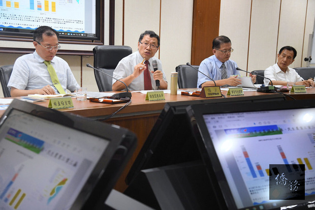 台灣自來水公司14日在經濟部舉行記者會，董事長郭俊銘（左2）表示，台水將扮演前進新南向國家水務市場的領頭羊，行銷台灣水處理核心能力。（中央社提供）
