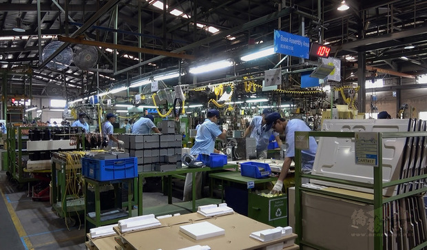 前總統李登輝推動南向政策吸引台商赴蘇比克灣投資，至今已25年。圖為8月14日台灣日立（菲律賓）公司製造本部工人組裝情形。(中央社提供)