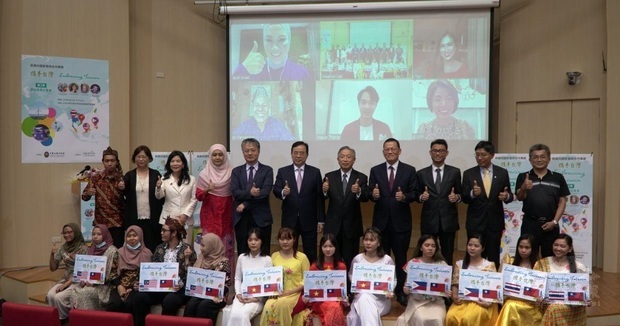 外交部田政務次長（站立者左7）、菲律賓主持天王、也是聯合國和平大使Rovilson Fernandez（螢幕左下）及人氣主持兼部落客Valerie Tan（螢幕右上）、越南知名女星Dam Phuong Linh（螢幕右下）、泰國新生代主持人Yepun Thanat Thanajirachai（螢幕中下）及馬來西亞氣質才女 Sherry Ibrahim（螢幕左上）於會後與四國在台留學生們一起合影。（外交部提供）