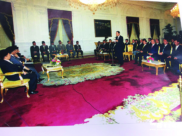 前駐印尼代表陸寶蓀與劉雙全率領臺商代表晉見印尼哈比比總統。（劉雙全提供）