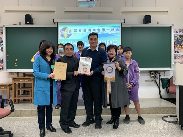 世總婦女會長期助養學童，圖為劉雙全夫人吳自萱（前排左一）到學校訪視認養學生。（世總提供）