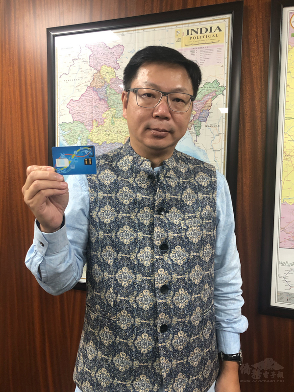 來自台灣薄薄的一張智慧薄膜SIM卡，可解決印度在農村與偏鄉推動數位支付及無現金交易的難題。擁有這項專利技術的太思科技，正在印度展開數位改革工程。（中央社提供）