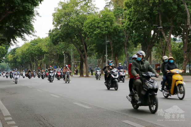 越南經濟受2019冠狀病毒疾病（COVID-19，武漢肺炎）影響，民眾收入也縮水。業界人士分析，疫情導致越南2020年的摩托車銷量下滑2位數。圖為河內街頭的摩托車潮。