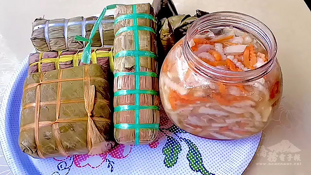 來台21年的越南籍新住民卞柔勻說，越南年菜必吃粽子、苦瓜和春捲，各代表飲水思源、苦盡甘來和發財之意，在家動手做就能享用越南年節味。（卞柔勻提供）
