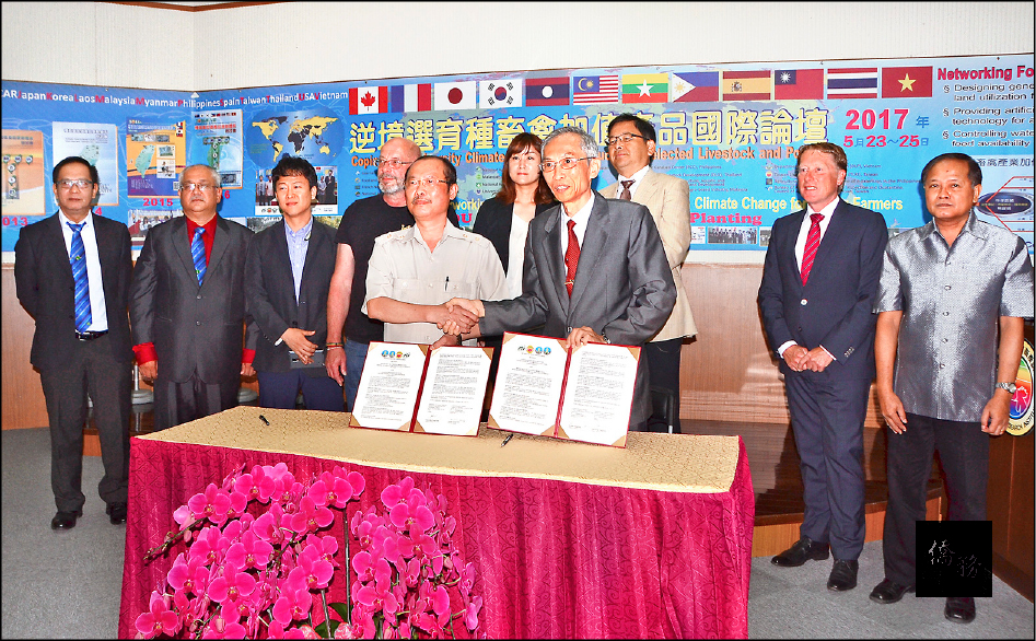 在各國嘉賓的見證下，畜產試驗所與越南農業部簽約合作。（自由時報提供）