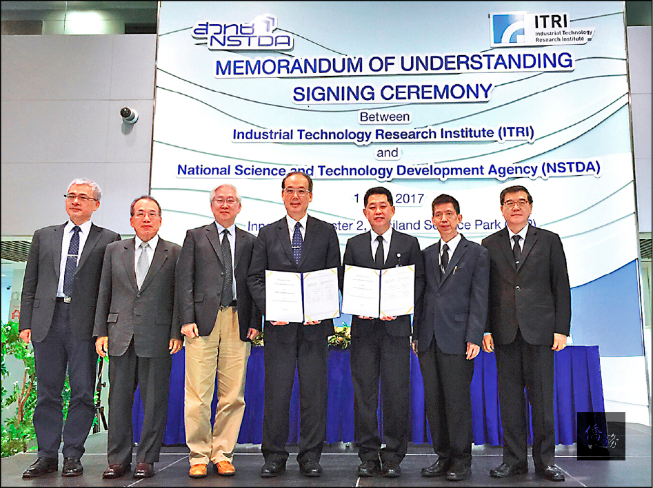 工研院董事長吳政忠（左三）、院長劉仲明（左四）與泰國國家科學院（NSTDA）院長Narong博士（右三）簽署合作備忘錄。（圖／工研院）