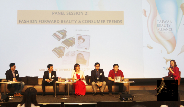 台灣美妝品牌行銷聯盟美麗出擊，圖為業者及參與媒合會的新加坡業者，分享MIT美妝產品魅力。（中央社提供）
