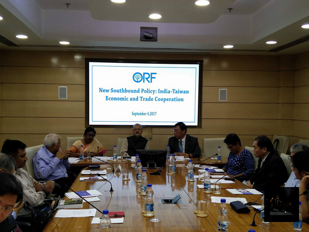 台灣經濟研究院參訪團4日拜會印度觀察研究基金會，雙方召開「新南向政策：台、印經濟與貿易合作」圓桌論壇。（台灣經濟研究院提供）