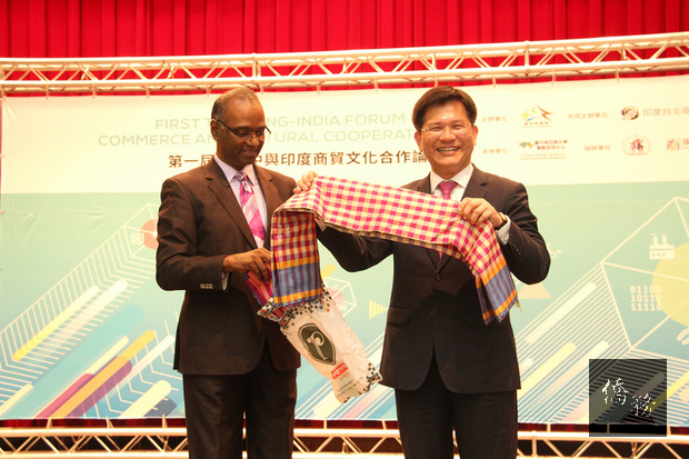 台中市政府經濟發展局、印度台北協會、台中市工商發展投資策進會29日共同舉辦「台中與印度商貿文化合作論壇」，台中市長林佳龍（右）出席致詞。（中央社提供）