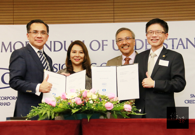 中小企業信用保證基金董事長蔡憲浩（右）本週率團前往馬來西亞，24日與馬來西亞信用保證公司（CGC）簽署合作備忘錄，未來擬合作建立跨境保證專案。（中小信保基金提供）