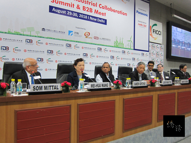 第2屆台灣印度產業鏈結高峰論壇29日在新德里開幕，經濟部次長王美花（左2）、印度商工部次長阿比謝克（左3）、駐印度代表田中光（左4）陸續致詞。（中央社提供）