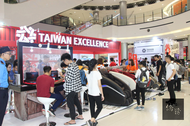 中華民國對外貿易發展協會自8月31日至9月2日在河內AEON Mall購物中心設置「台灣精品快閃店」，吸引大批消費者參觀與體驗。（中央社提供）