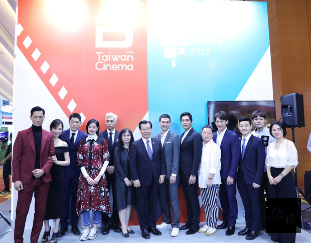 文化部影視局在新加坡舉辦台灣影視內容發布會，包括天心（左2）、溫昇豪（右4）與藍正龍（右6）等多位藝人現身造勢，讓台灣影視館人氣超夯。（中央社提供）