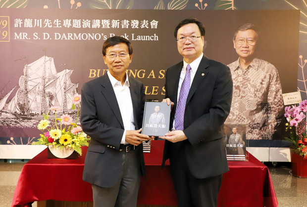 印尼企業家許龍川（左）在台灣科技大學發表新書，希望讓更多人認識印尼，並贈書給台科大校長廖慶榮（右）。（台科大提供）