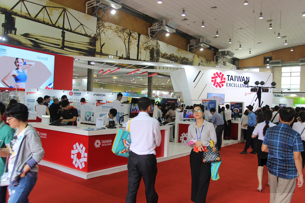 第3屆「越南台灣形象展」8日起在河內市舉行3天。台灣精品區展出34項有關資訊科技、智慧家具與生活保健等優質品牌，吸引當地參觀者的目光。（中央社提供）