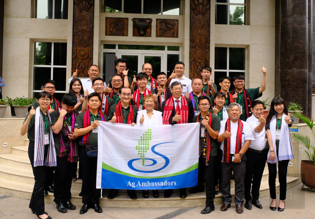 台灣農業青年大使訪問團24日在印度那加蘭省駐首都辦公室與農業官員與專家交流後，在辦公大樓外合影，展現台灣青年活力。（中央社提供）