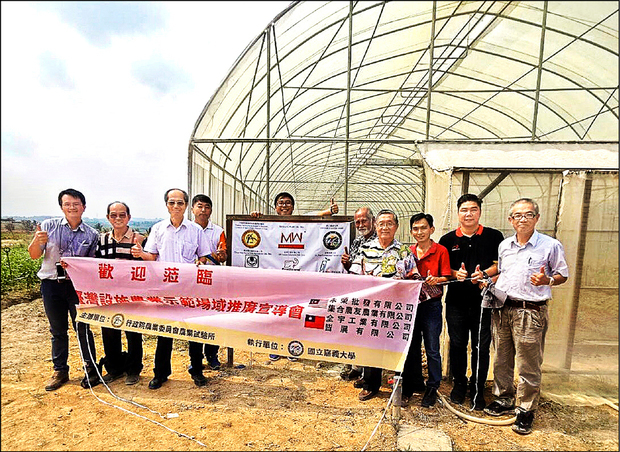 嘉大團隊到馬來西亞協助提昇溫室辣椒產量與品質。（自由時報提供）
