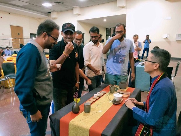 台灣茶產學代表團訪問阿薩姆省的印度理工學院古瓦哈蒂分校時，台灣茶產業者分享茶文化。（駐印度代表處教育組提供）
