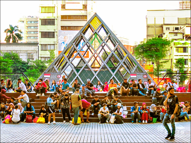 東協廣場的金字塔，在疫情前假日總是坐滿人潮。（自由時報提供）