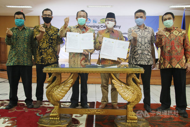 在印尼創辦福爾摩沙技術中心的台商高應昌（左3）16日與雅加達理工學院校長札納爾（右3）簽訂合作協議，創下兩國技職合作里程碑。（中央社提供）