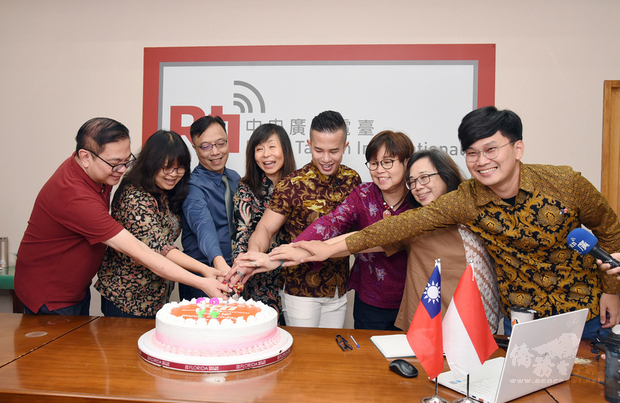中央廣播電台28日首次舉辦印尼語視訊聽友見面會，央廣董事長路平（左4）、總台長張正（左3）及印尼語主持群與會，現場準備大蛋糕，台、印兩地聽眾也齊唱印尼語版的生日快樂歌，一同提前慶祝央廣的92歲生日。（央廣提供）