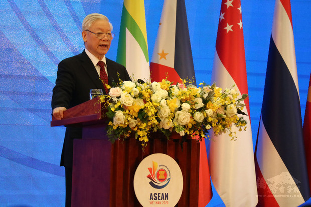 第37屆東協峰會12日開幕，越南國家主席阮富仲說，確立東協在疫情後的全球定位是個重要問題，在國際法基礎上維持區域和平、穩定、團結、統一的強大願望與意願，將繼續成為東南亞和東協的核心價值觀。（中央社提供）