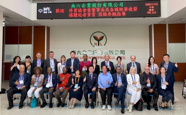 外貿協會董事長黃志芳帶領18國駐台單位代表首度南下展開「台灣科技與創新之旅」，拜訪不織布大廠南六企業。
