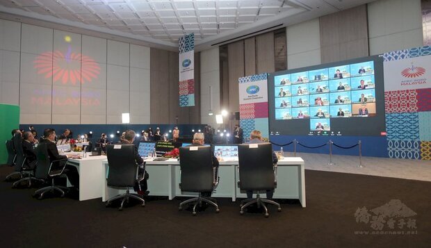 APEC領袖峰會20日晚間首度以視訊方式進行，美國總統川普、中國國家主席習近平等人出席，台積電創辦人張忠謀代表總統蔡英文參與。（APEC2020提供）