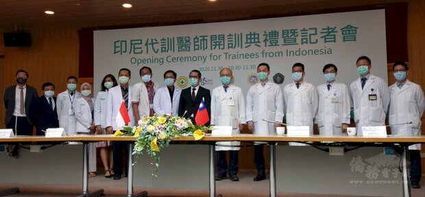 疫情下國際交流不間斷，台大醫院30日舉行印尼代訓醫師開訓典禮記者會。