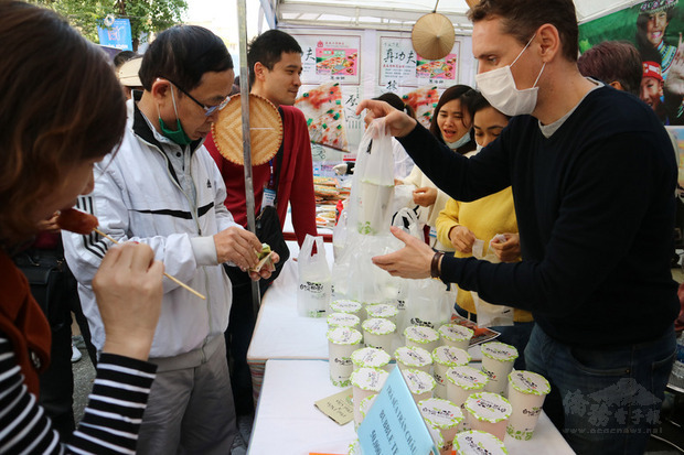 珍珠奶茶依然是越南國際美食節的台灣小吃人氣王,6日上午9時許開賣1小時就賣了200杯。有民眾表示,孫子很愛喝「可以嚼的飲料」,珍奶很對小孩的胃口。(中央社提供)