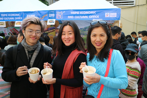 曾在台灣工作2年的越南張姓民眾(中)對台灣猴頭菇扎實的口感印象深刻,6日特地帶著兒子與朋友來喝麻油猴頭菇湯。(中央社提供)