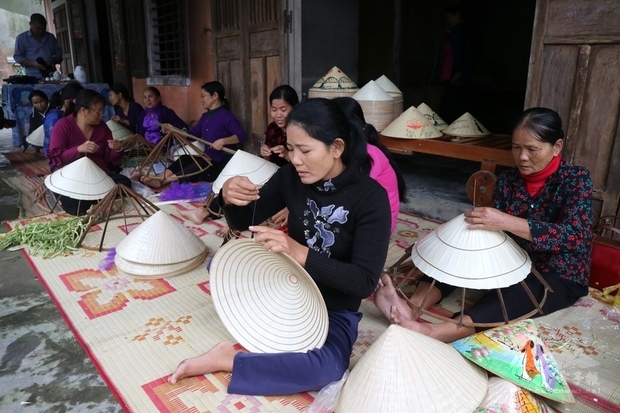 阮氏鉗斗笠工作坊成員共有60、70名,她們大多來自低收入、弱勢家庭,包括身障、聽障人士,其中有部分人是越南戰爭橙劑的受害者。