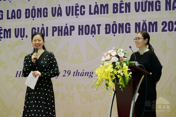 越南勞動傷殘軍人與社會保障部職業教育總局2020年12 
月29日邀中華民國駐胡志明市辦事處秘書歐季曦（左）
分享台越產學合作現況並給予建議。