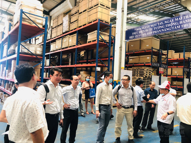 駐胡志明市辦事處去年11月12日邀請6所越南頂尖大專
校院教師與代表參訪在越台企。圖為胡志明市百科大學
教師當天在越南精密工業公司參訪，並詢問產品有關事
宜。（中華民國駐胡志明市辦事處提供）