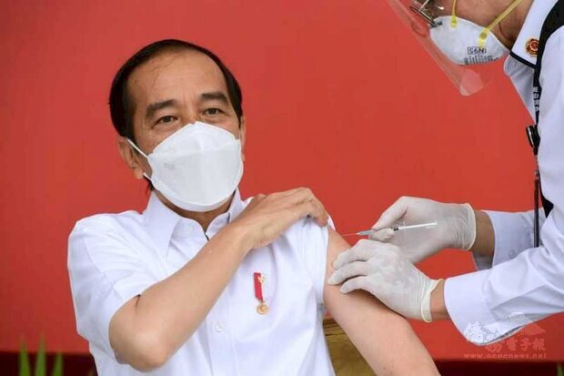 印尼開始施打武漢肺炎疫苗，總統佐科威（左）率先接種中國科興生物技術公司產製的疫苗。