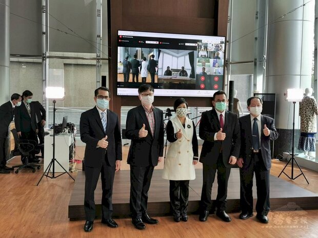 台灣與印尼日前簽署智慧農業科技合作備忘錄,由台灣與印尼2大集團公司代表簽約,駐台北印尼經濟貿易代表處代表章溥帝(Budi Santoso)(右2)、僑委會副委員長徐佳青(中)等人出席見證。