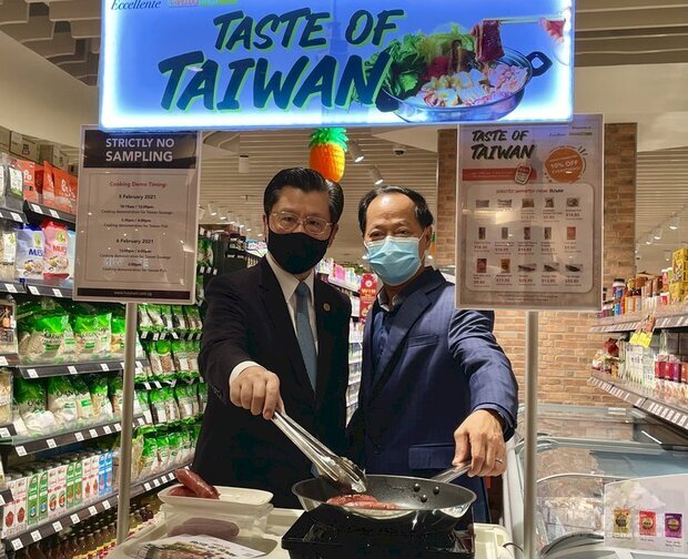 駐新加坡代表梁國新（左）5日出席一場冷凍台灣豬肉及漁產品拓銷會，與星國超市業者代表陳錦榮合影。