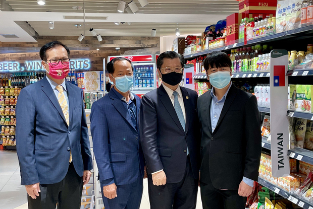 新加坡一家超市業者進口台灣農產食品，並在店內設有台灣食品專區。駐新加坡代表梁國新（右2）等人5日在業者代表陳錦榮（左2）陪同下參觀超市。