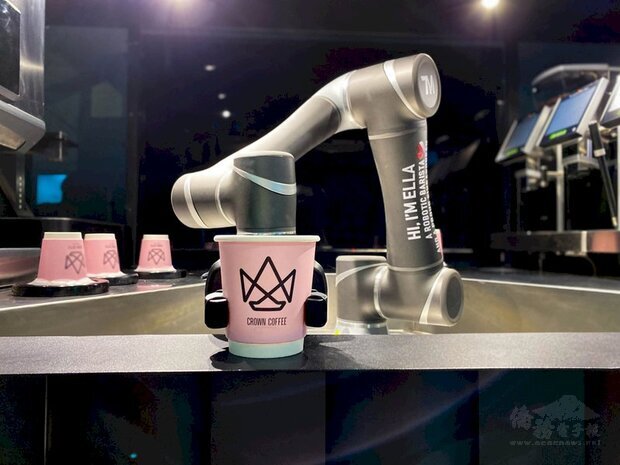 新加坡咖啡業者研發「機器人咖啡師」，取名為 Ella，其中的機器手臂來自台灣。（Crown Technologies提供）