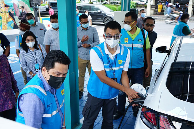 印尼國營事業部部長索赫（左1）日前在峇里島視察電動車充電站設施，他表示，將積極與電動車大廠特斯拉洽談合作，推動印尼電動車產業。