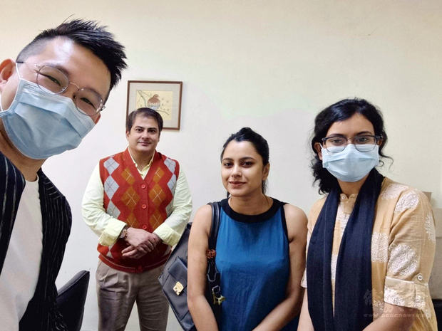 貿協駐加爾各答辦事處主任劉建均（左1）帶著印度雇員拜會有150年歷史的印度湯馬斯茶葉拍賣公司資深總經理迪歐（左2），探討台印雙邊可能的茶產業合作。（貿協駐加爾各答辦事處提供） 