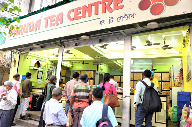 圖為加爾各答舊城區一大型知名茶行，一早就有許多人排隊買茶。 
