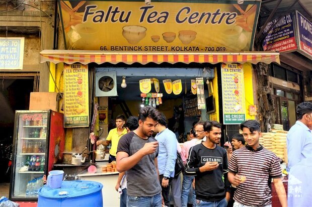 印度民眾喜愛喝茶，經常在各大城市街頭，看到賣奶茶店外，聚集一些印度人喝上一小杯香料奶茶，有時更會配上街頭小吃，享受短暫的悠閒時光。