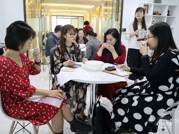 駐越南代表處開設「河內台灣茶苑」，邀請越南民眾探究台灣茶的奧妙，圖為學員在課堂上學習品茶。