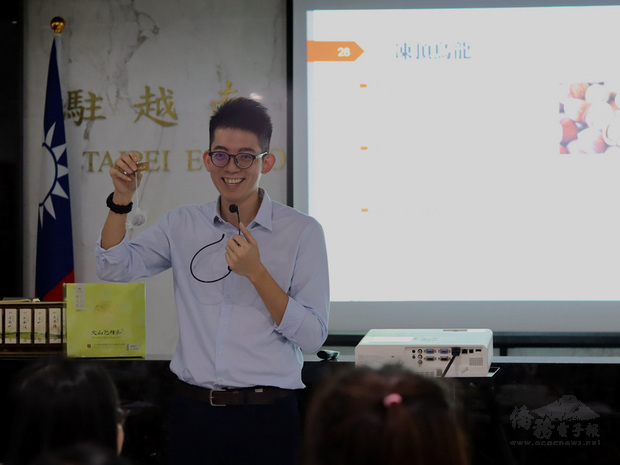 河內台灣茶苑講師郭展廷家中從事茶業逾40年，他將農委會茶改場於2020年所發布的「台茶風味輪」導入品茶課程，協助學員說出對茶的感受。