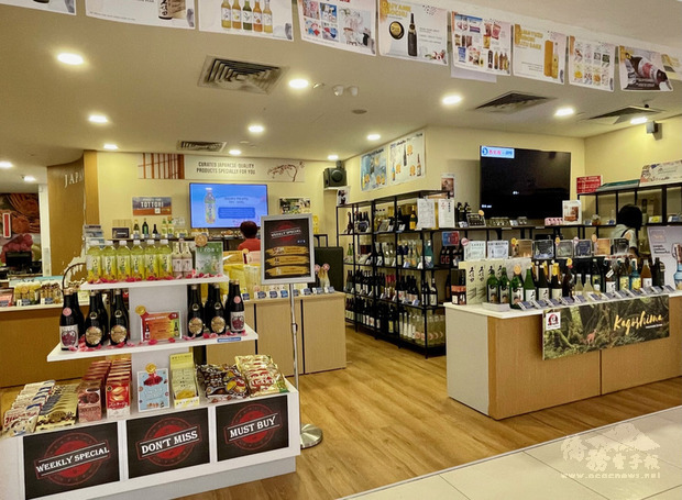 新加坡的旅行社HIS將部分店面改成零售商店，引進日本酒品、零食餅乾等。