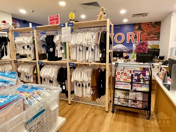 疫情重創全球旅遊業，位於新加坡的旅行社HIS將部分店面改成零售商店，引進日本童裝。